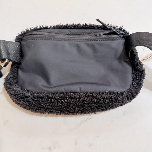 Lululemon Belt Bag Womens One Size Black Sherpa Fleece Crossbody Fanny Pack gold - Picture 7 of 11